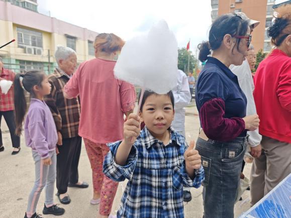 武昌区白沙洲街道堤东社区开展  “邻聚红树林·乐享便民情”便民集市活动
