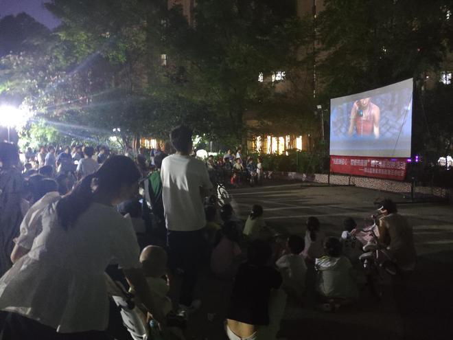 洪山区张家湾街道紫云府社区开展“光影映初心·粽香传真情”电影放映活动