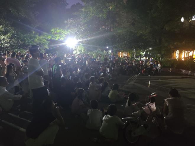 洪山区张家湾街道紫云府社区开展“光影映初心·粽香传真情”电影放映活动