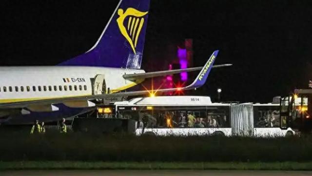一载有185人的客机遭遇风暴紧急降落德国，致8人受伤，瑞安航空道歉