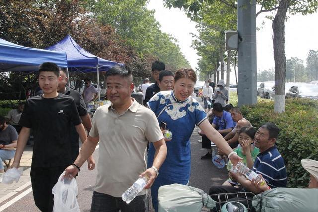聚焦2025高考·花絮｜烈日下的1200份清凉藏着20位老板未说出口的“大学梦”