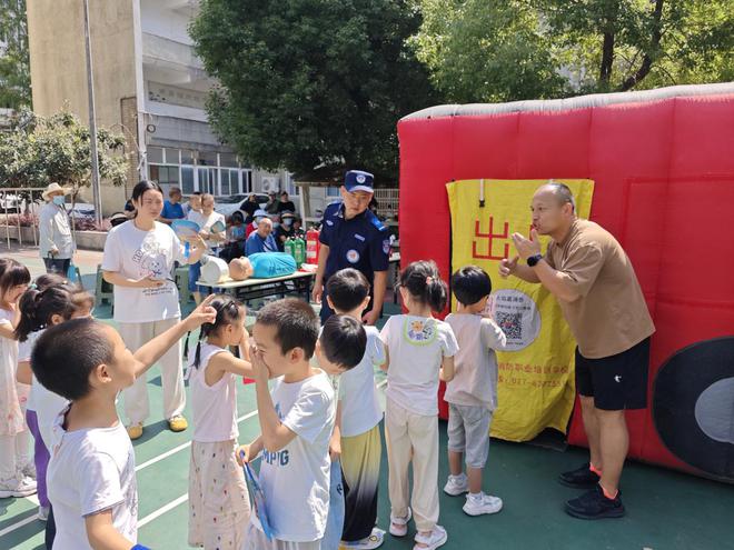 洪山区关山街道海核社区开展“提升应急能力·守护社区安全”消防服务活动