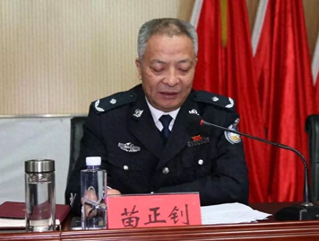 严重违法违纪，苗正钊长期任职监狱系统损公肥私、贪污公款，被开除党籍