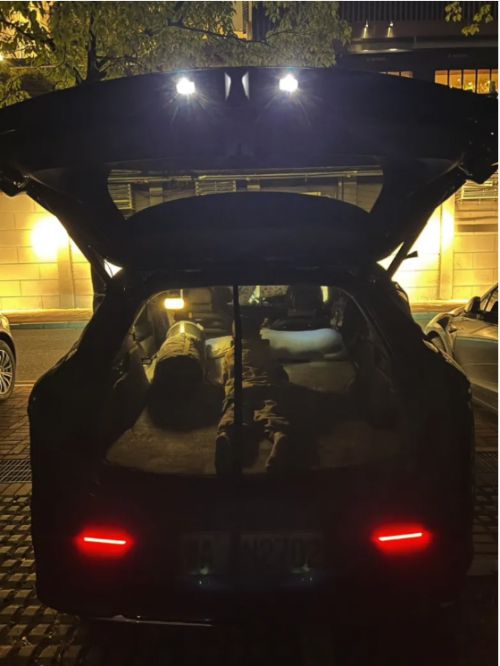 ​武汉妈妈开极氪7X陪娃后备箱过夜，网友：不扫兴是最好的儿童节礼物！