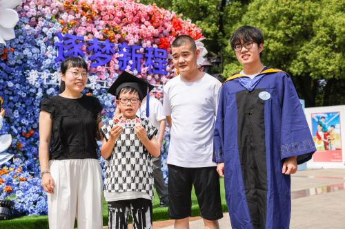 从向往到启程：华科大毕业影像展里的“青春接力”