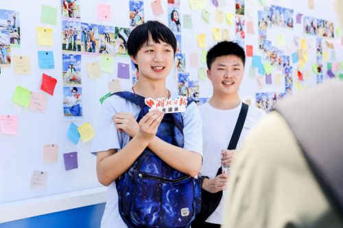 从向往到启程：华科大毕业影像展里的“青春接力”