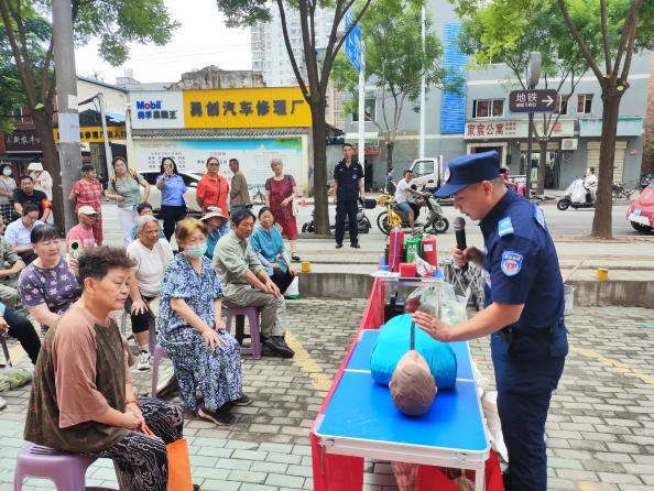 武昌区白沙洲街道堤东社区开展红林格格“生命护航”应急演练活动