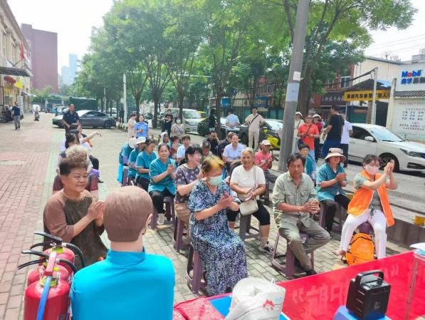 武昌区白沙洲街道堤东社区开展红林格格“生命护航”应急演练活动