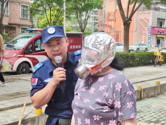 武昌区白沙洲街道堤东社区开展红林格格“生命护航”应急演练活动