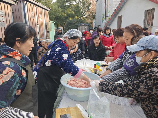 武昌区白沙洲街道八铺街社区开展 “廉香四溢·饺裹浓情”社区包饺子活动