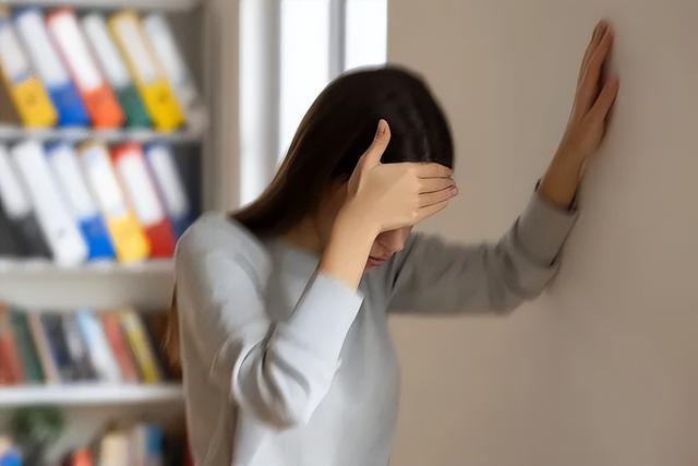 知名演员突然晕倒！后脑着地，发出巨大响声！这病太常见，很多人都轻视了