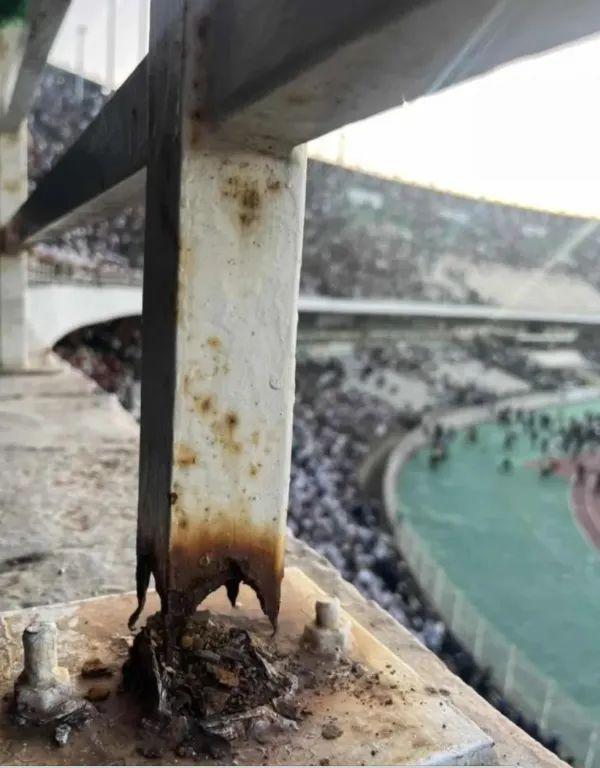 阿尔及利亚一体育场栏杆倒塌，球迷从看台摔下，3人死亡，70余人受伤