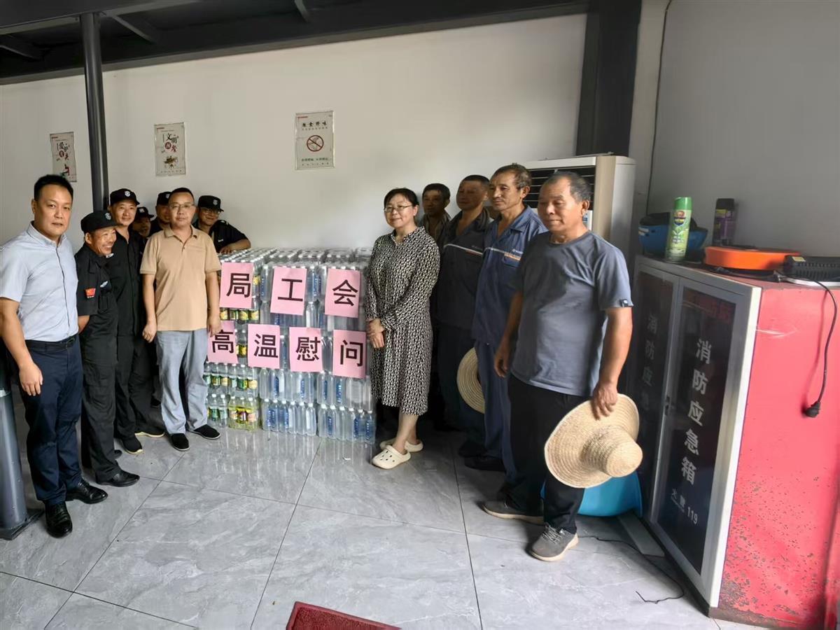 酷暑中的特殊“降温包”致敬公园工作者