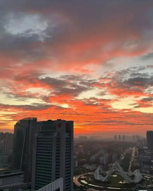 武汉上空现罕见自然奇观，市民纷纷记录