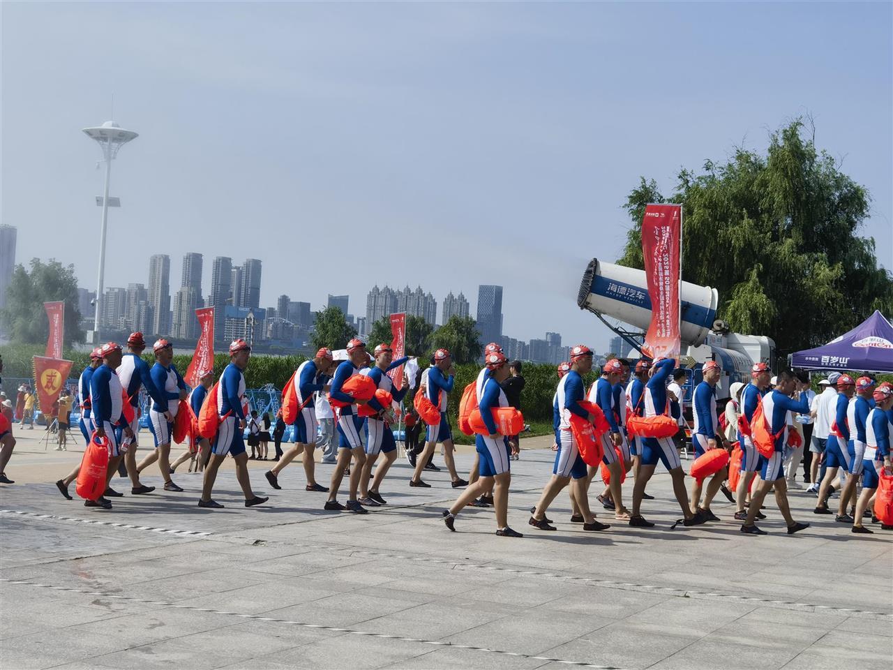 渡江勇士归来，环卫雾炮车送清凉