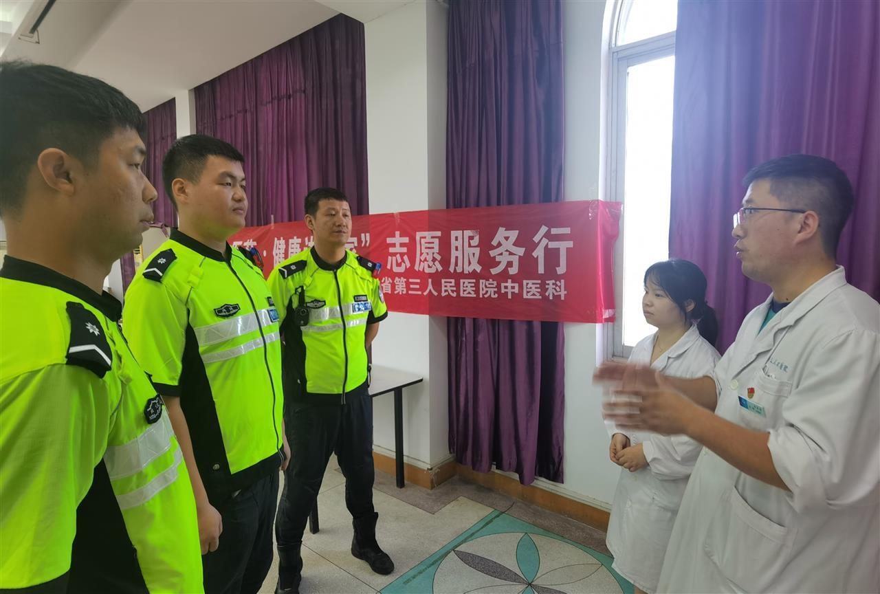 武汉硚口交警拜师学急救 高温服务市民更贴心