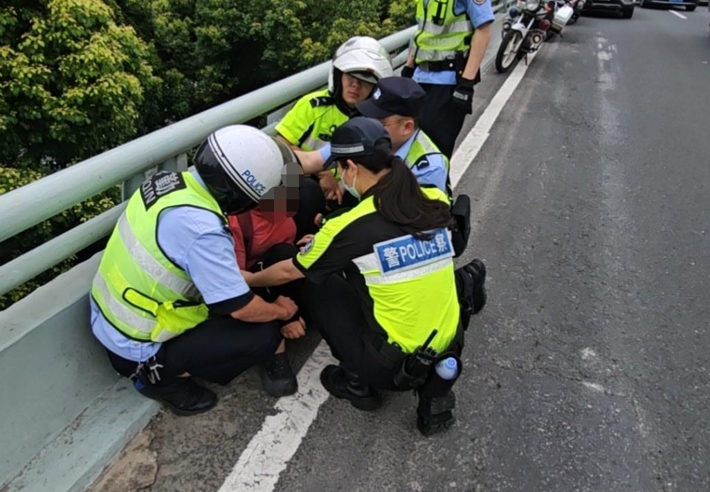 武汉硚口交警拜师学急救 高温服务市民更贴心