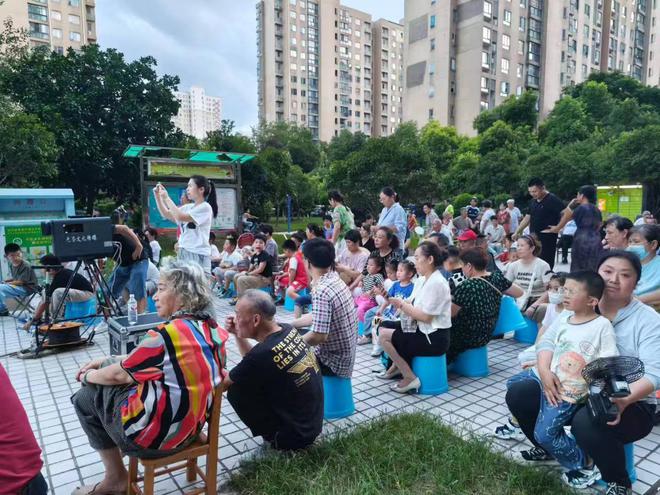 洪山区和平街道东方红社区  “露天银幕忆峥嵘岁月·七一之夜颂百年风华” 红色电影放映活动