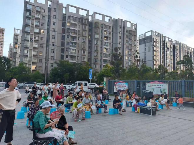 洪山区和平街道杨春湖社区  “银幕播映百年征程·夏夜共话初心使命” 红色电影放映活动