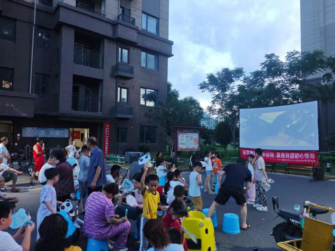 洪山区和平街道杨春湖社区  “银幕播映百年征程·夏夜共话初心使命” 红色电影放映活动