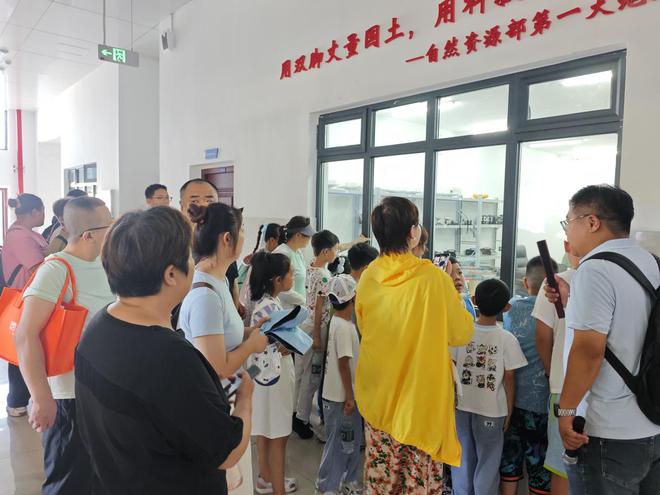 武昌区白沙洲街道解放桥社区开展“关爱低保流动家庭·少年科技前行”青少年外出活动