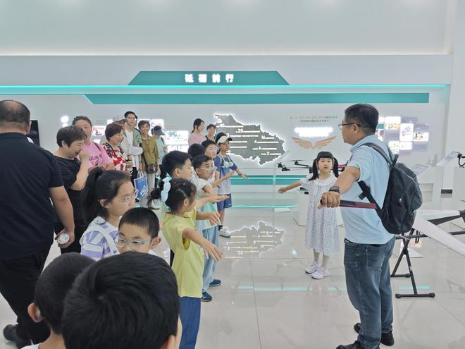 武昌区白沙洲街道解放桥社区开展“关爱低保流动家庭·少年科技前行”青少年外出活动