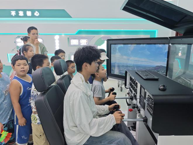 武昌区白沙洲街道解放桥社区开展“关爱低保流动家庭·少年科技前行”青少年外出活动