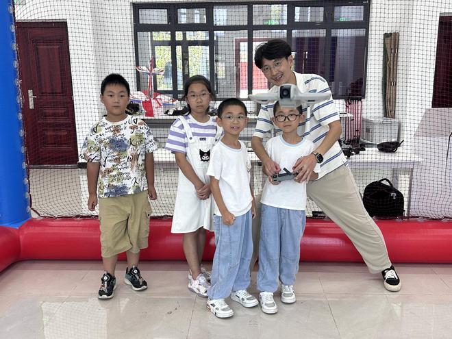 武昌区白沙洲街道解放桥社区开展“关爱低保流动家庭·少年科技前行”青少年外出活动