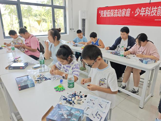 武昌区白沙洲街道解放桥社区开展“关爱低保流动家庭·少年科技前行”青少年外出活动