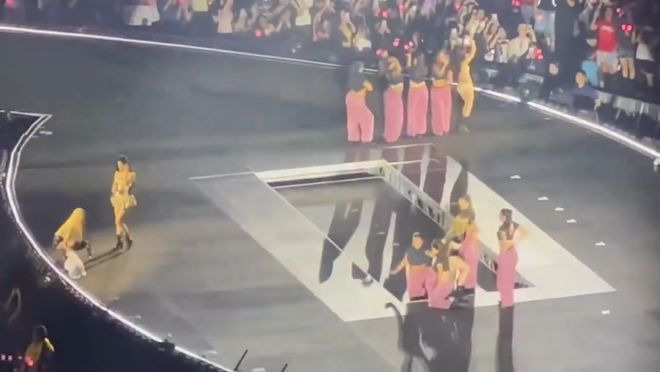 BLACKPINK演唱会突发意外，Lisa舞台骤降引关注
