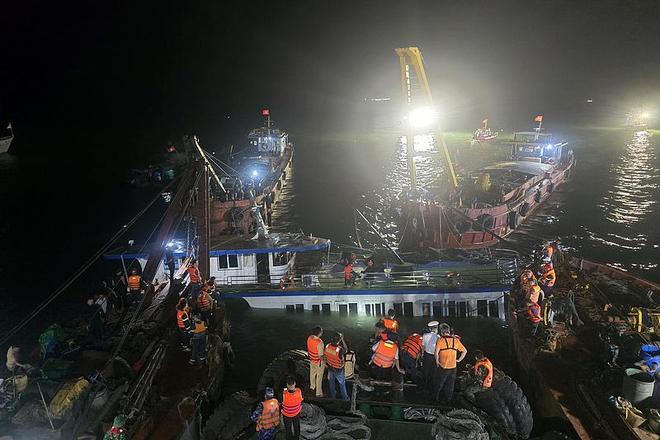 越南游船倾覆事故：49人实载，35人死亡4人失踪