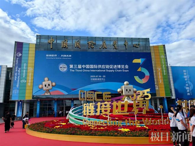 荆彩链博会：湖北创新风暴，人形机器人接单，AI配电柜省电，VR看科举