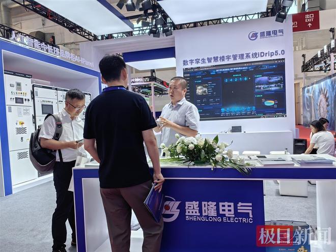 荆彩链博会：湖北创新风暴，人形机器人接单，AI配电柜省电，VR看科举
