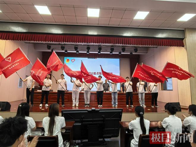 1961名志愿者赴15省基层服务 湖北大学生西部计划出征
