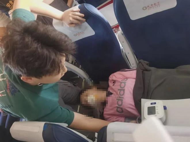 大二医学生飞机上救人遭质疑，本人回应